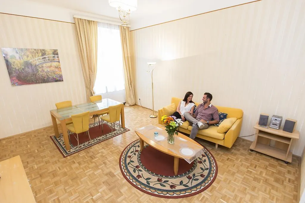 Carlton Suites Vienna Apartment