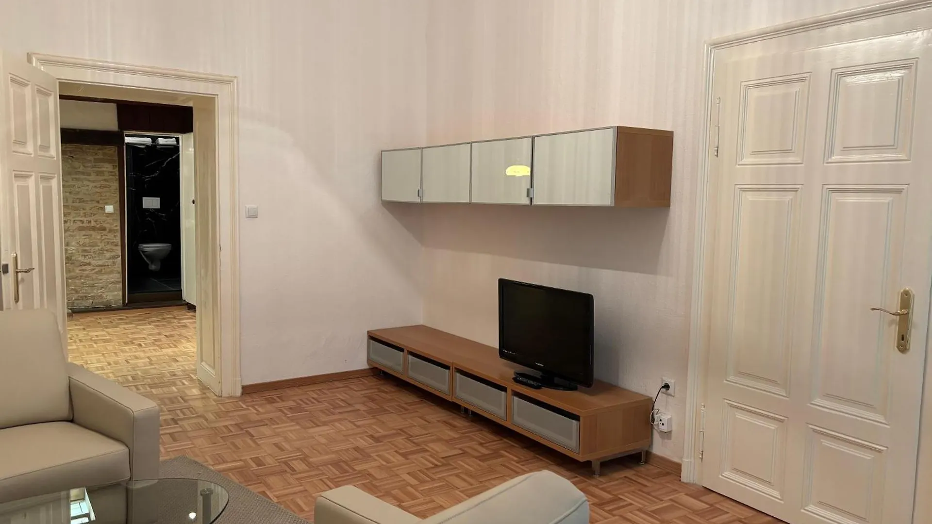 Carlton Suites Vienna Apartment