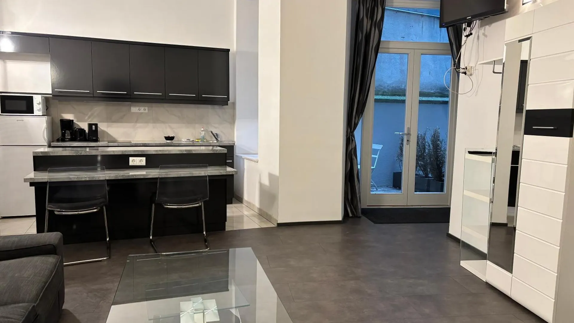 Carlton Suites Vienna Apartment