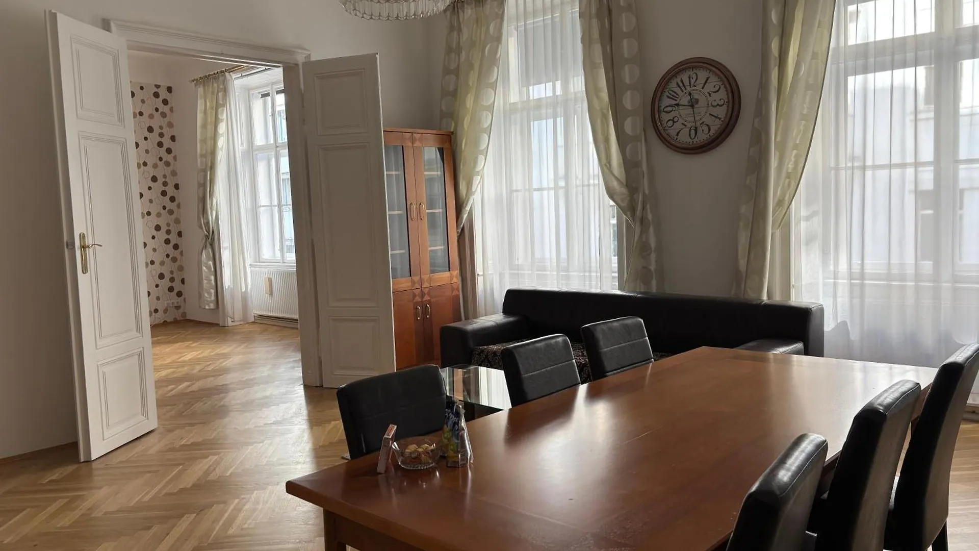 Carlton Suites Vienna Apartment