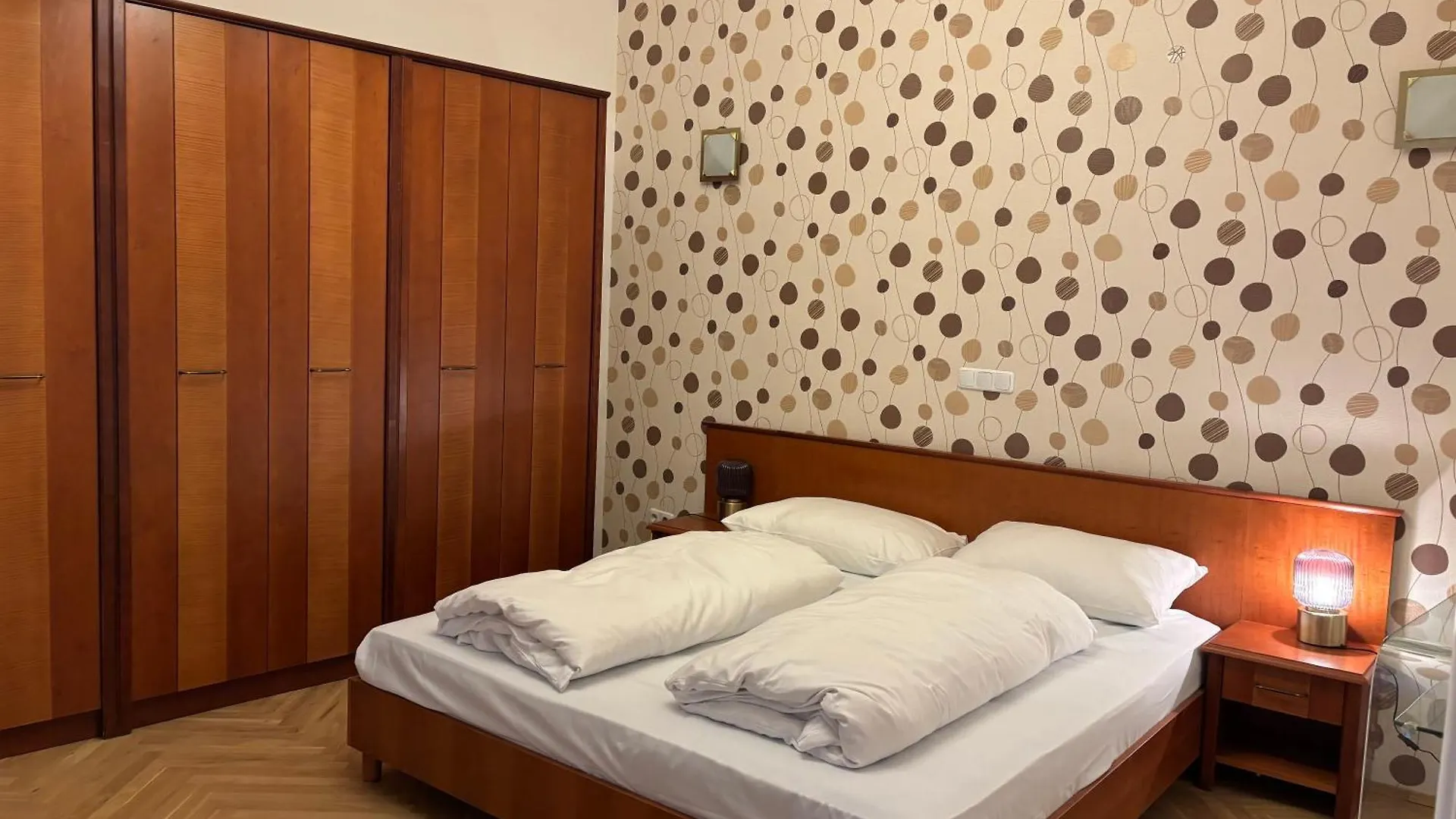 Carlton Suites Vienna Apartment