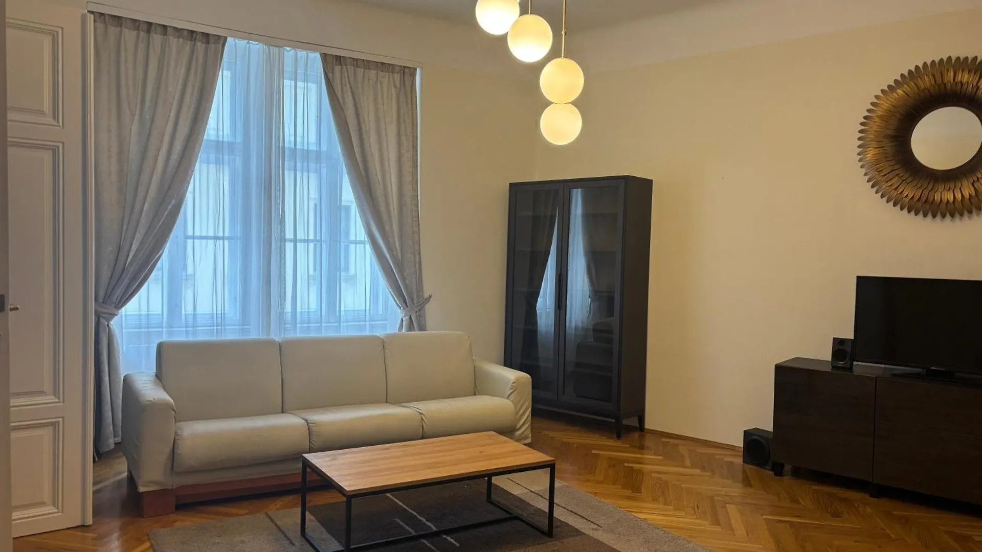 Carlton Suites Vienna Apartment