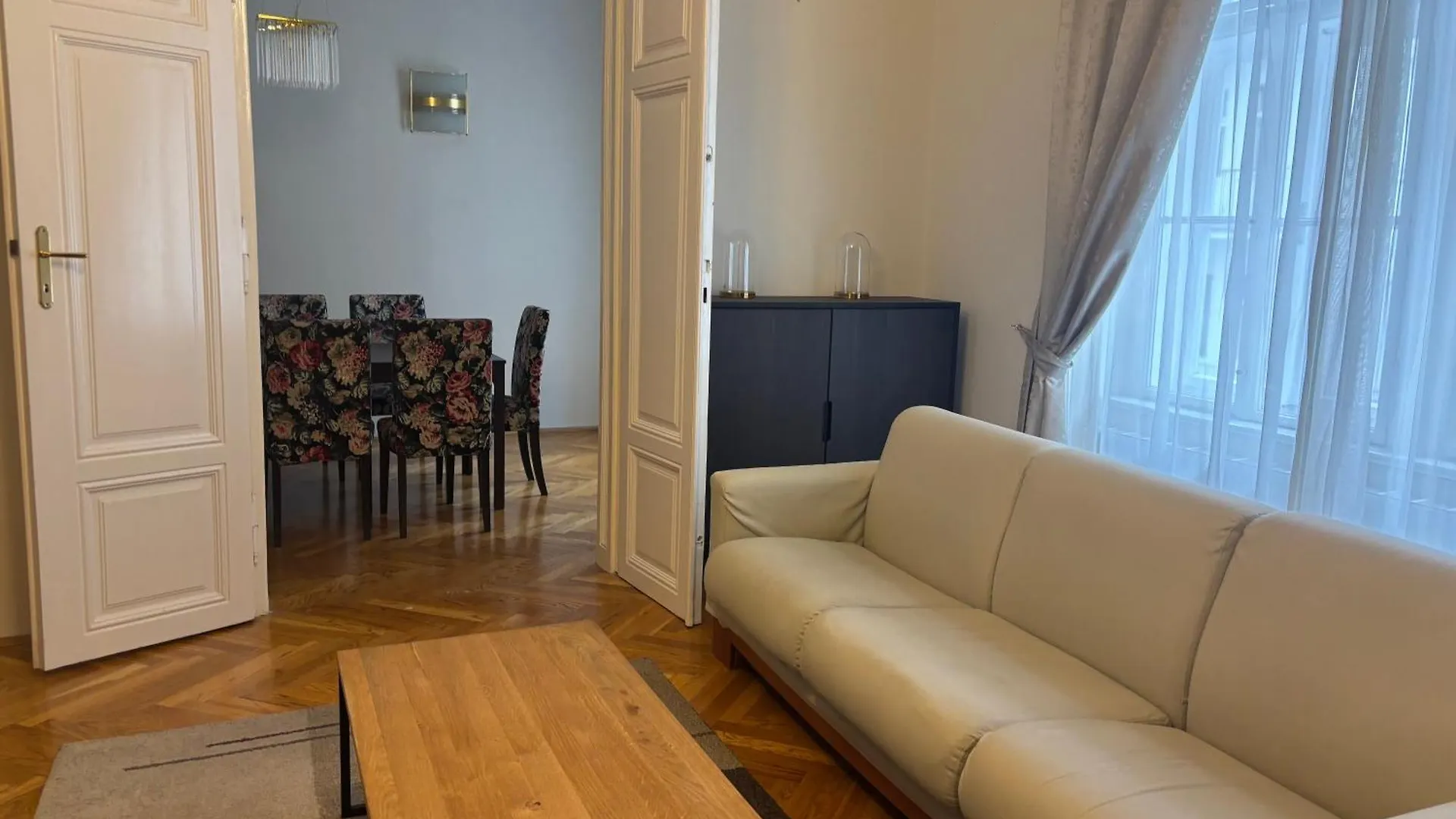 Carlton Suites Vienna Apartment