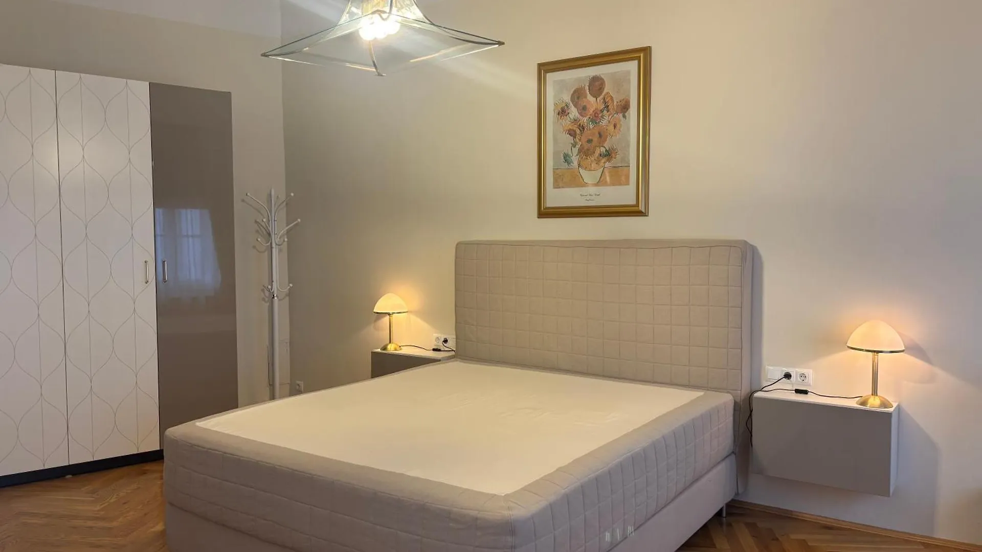 Carlton Suites Vienna Apartment